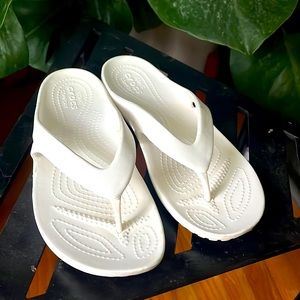 Crocs Kadee white flip flops 🐊